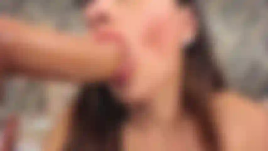 Mein miststück-gesicht ist auf dich gerichtet, während ich deinen harten, explodierenden schwanz sauge. Lass dich fallen und füll meinen mund mit milch.
