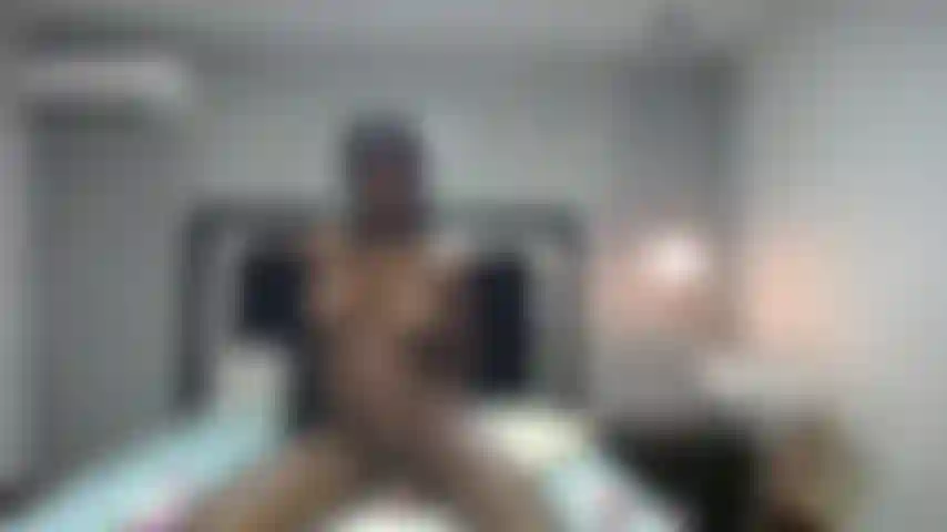 Reite auf meinem dildo und habe wippende brüste.