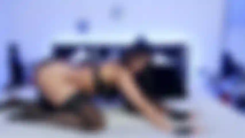 Freche katzenfrau spielt mit analplug.