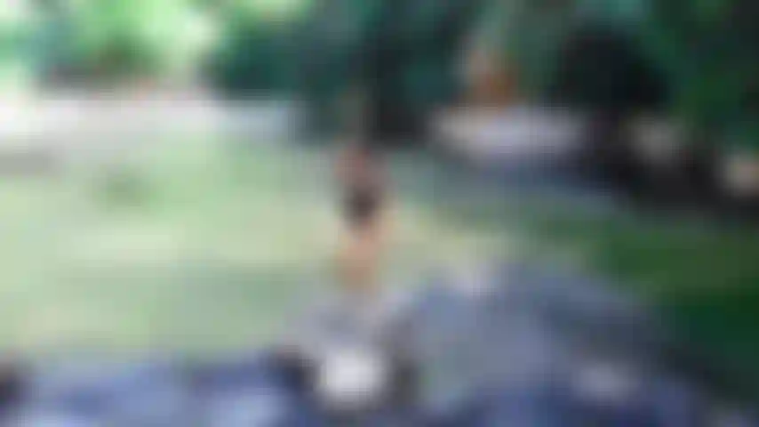 Die öffentlich nackt im fluss neckt.