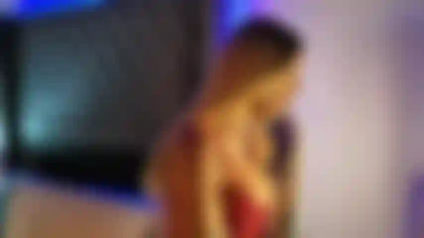 Webcam-model lutscht einen großen pferdeschwanz während der analpenetration eines großen hundeschwanzes.