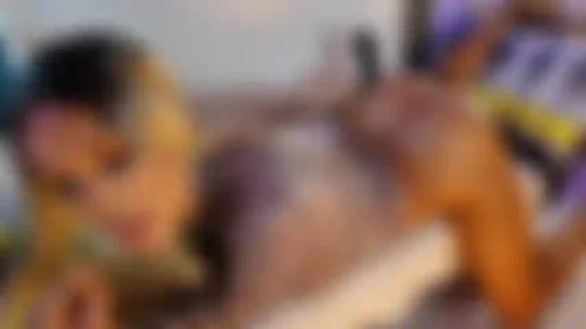 Stiefschwester liebt es, einen tiefen dildo in ihren arsch zu bekommen. Schlampe.