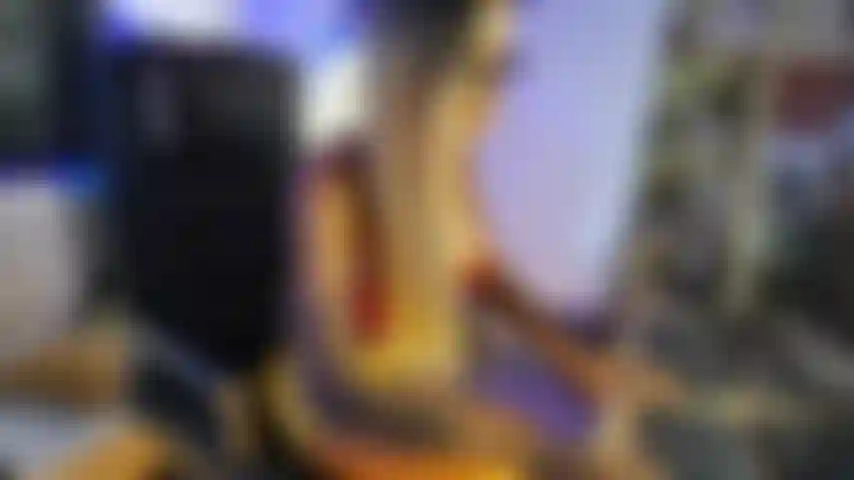 Meine junge sekretärin fickt ihre cremige muschi im büro für einen exzellenzbonus.