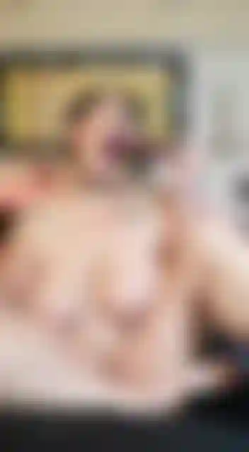 Eine reiche masturbiert.