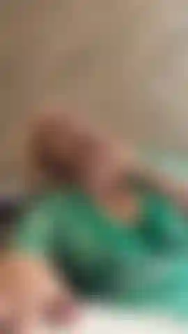 Ich lutsche an den fingern, du lutschst an den brüsten.