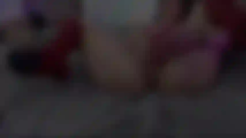 Wenn ich meinen dildo in meine muschi einführe, fühlt es sich so feucht an.