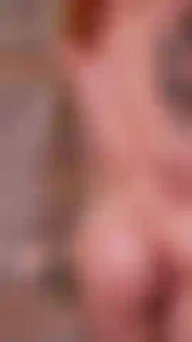 Die unter der dusche neckt und ihre nackte muschi masturbiert.