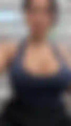 Heimliches, schnelles tittenspiel und hüpfen.