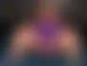 Reibe kokosöl auf meine mit milch gefüllten titten und massiere das kokosöl und meine muttermilch in meine haut meiner brüste!