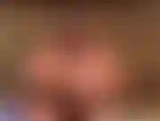 Hilf mir, mich einzuölen, damit ich auf meiner hinterhofterrasse an meiner bräune arbeiten kann! Meinen körper mit dem öl zu bedecken, wir würden jetzt keine ungleichmäßige bräune wollen, oder???