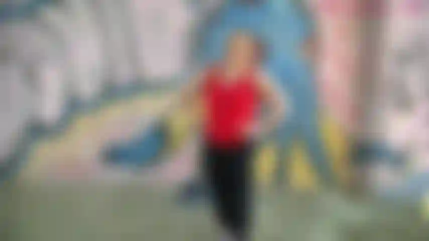 Spiele mit meiner muschi in der öffentlichkeit – all diese covid-19-aufträge machen mich verrückt! Also schau mir zu, wie ich mit meiner nassen kleinen muschi spiele, während ich am rand eines öffentlichen gehwegs sitze!