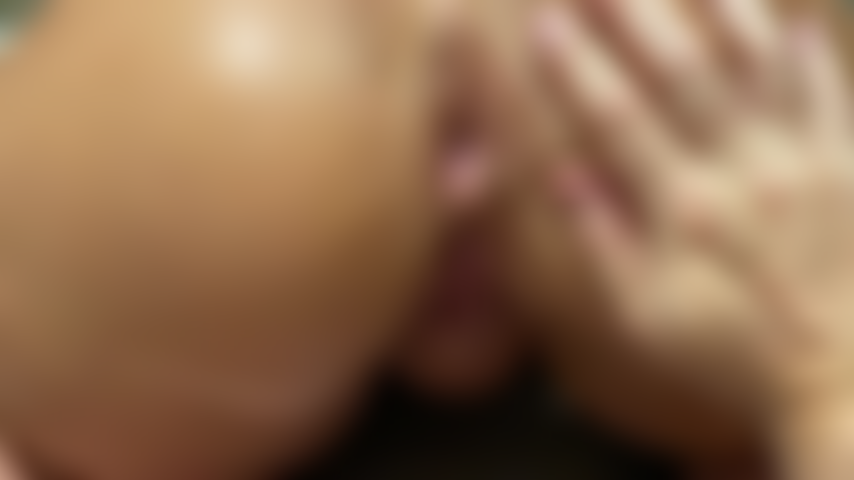 Nach einer lustigen nacht mit freunden komme ich nach hause und mein stiefsohn schleicht sich in mein zimmer und fingert an meinen löchern.