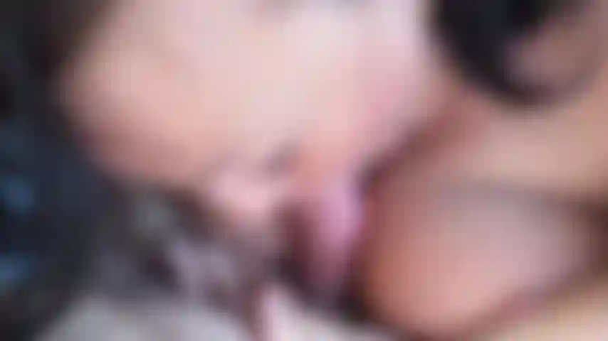 Lutsche den schwanz des freundes meines mannes. Er kam vorbei und ich bemerkte die beule in seiner hose. Ich konnte nicht widerstehen!