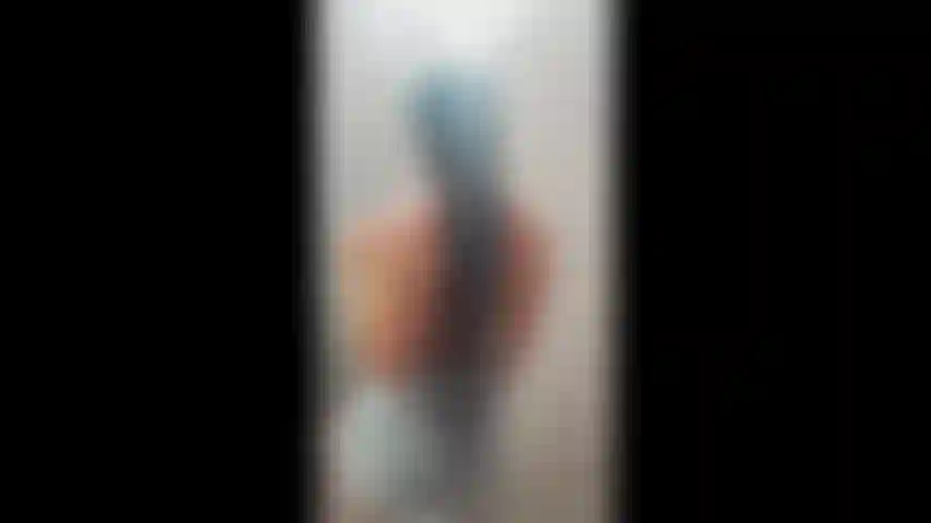 Nackt in deinem badezimmer.