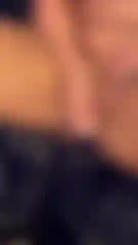 Spiele mit einem neuen spielzeug.