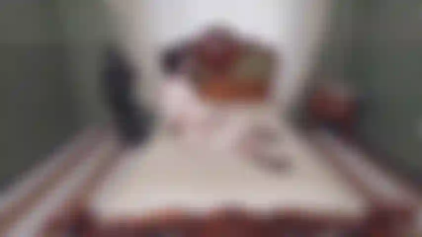 Masturbation in satinhosen.