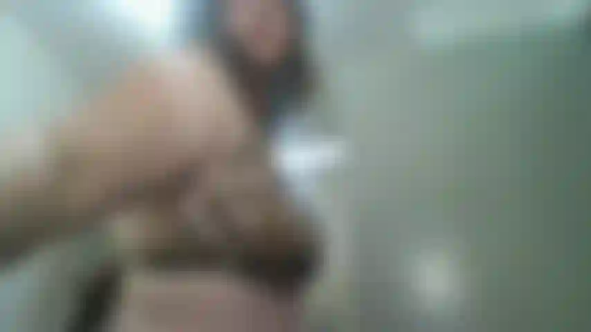 Heiße dusche, völlig nackt.