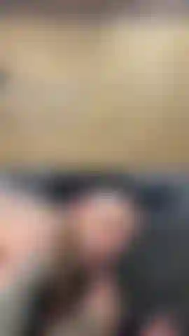 Der auf einem 8-zoll-dildo hüpft.