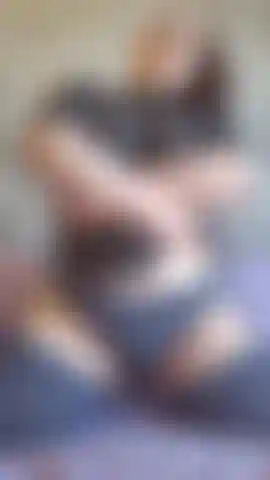 Freischalten, um zu sehen: ausziehen bis auf oberschenkelhohe strümpfe, necken, edging, meine enge muschi gedehnt, sabbernd an meinem körper während ich im hals gefickt werde, doppelte penetration, zauberstab, schmutziges reden, wackelnder arsch, mehrfache orgasmen, überstimulation & eine süße schlampe, die sich so heftig windet, dass meine kamera verwirrt wurde 🤣. 😈