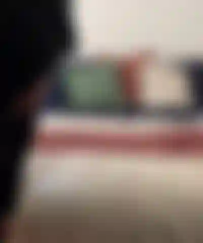 Bekleideter arsch und tittenfick in booty-shorts.