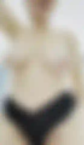 Mit wippenden titten in spitzenhöschen.