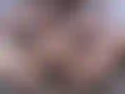 Eine mollige und vollbusige milf, die auf deinen schwanz spritzt.