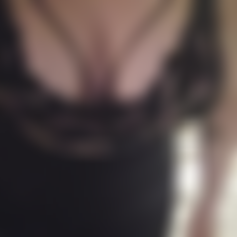 Mit hüpfenden brüsten.