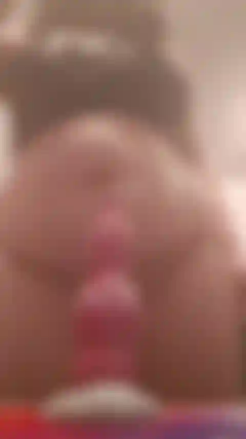 Reite einen dildo mit meinem schwanzplug.