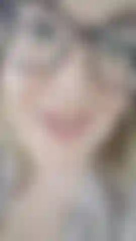 Ich rede mit dir, während ich meine lippen glänzend mache und dir einen kuss zuwerfe.