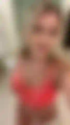 Sexy in orangefarbener unterwäsche *neckisch*.