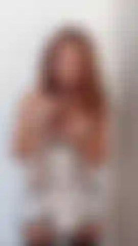 Satin-outfit und 9-zoll-dildofick.