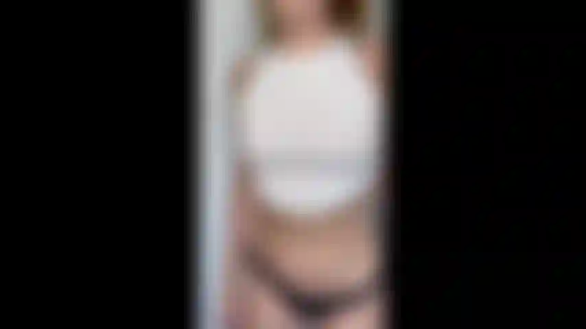 Wechsle die oberteile, um meine steifen nippel zu sehen.