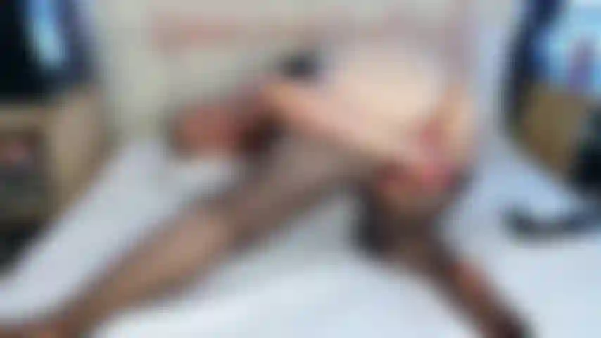Dildo-spiel 🥵 mein explizitestes video bisher, über 10 verschiedene dildo-fick-szenen, schnell zusammengeschnitten zu einer compilation. Schau zu, wie ich meine hübsche rosa muschi schön weit mit meinem 18-cm-dildo in jeder position dehne, die du dir vorstellen kannst. Außerdem mit dabei: massive high heels, zerrissene nylons, eine fußnahaufnahme und mehrere orgasmen. Sag mir, welcher teil dein favorit ist – meiner ist der im rosa bh, wo meine titten im cowgirl-stil auf und ab hüpfen 🤭.