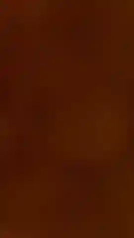 Der sich neben seine frau schleicht, während sie schläft.