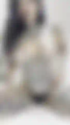 Mit eingeölten und hüpfenden brüsten.