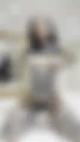 Striptease, sabbern, blowjob mit bbc-dildo und tittenwichsen.