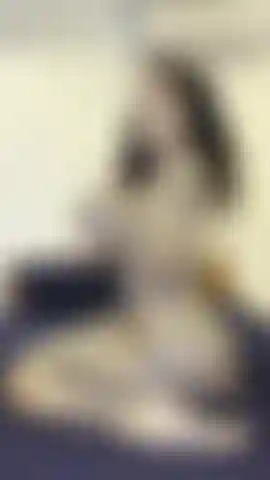 Reverse cowgirl auf einem dicken 20-cm-dildo. Schau zu, wie mein fetter, wackeliger arsch auf und ab hüpft, während ich den dildo hart ficke. Bis zu den eiern runter nehme ich jeden zentimeter.