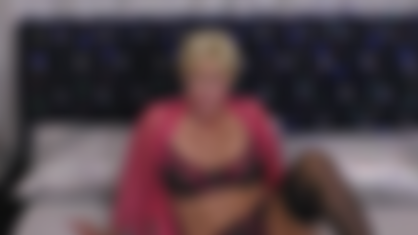 Die mit dir spielt – pussyspiel mit einem weißen dildo.