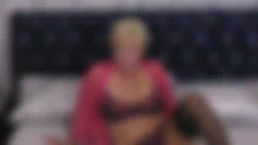 Die mit dir spielt – pussyspiel mit einem weißen dildo.