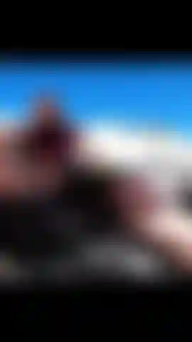 Blowjob am strandtag mit gesichtsbehandlung.