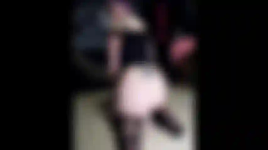 Reite meinen saugdildo auf dem boden.