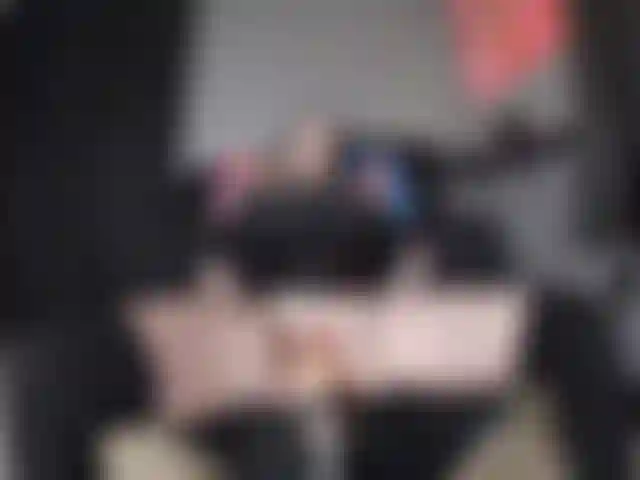 Fickmaschinen-orgasmus mit weißem dildo.