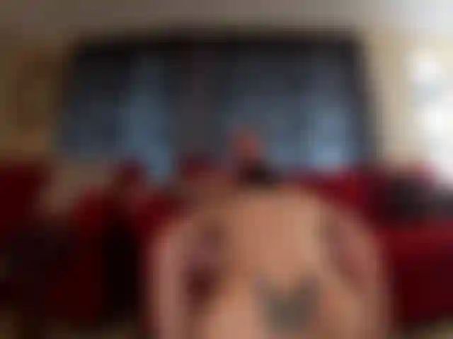 Die auf der couch reitet.