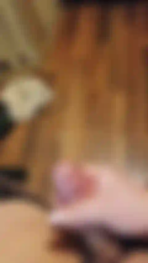 Abspritzen #1. Sehr kurz und süß: ein großer cumshot, während ich dir sage, dass du ihn auflecken sollst. Kurzes video, aber große ladung.