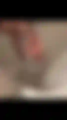 Schau mir zu, wie ich unter der dusche meine schmutzigen füße wasche.