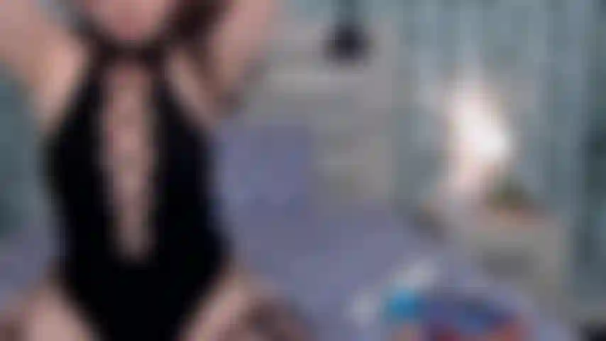 * Goldshow*, die twerkt, muschis fickt und meine perfekten brüste mit lotion einreibt.