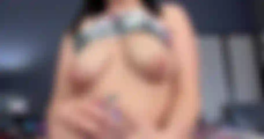 Drücke mit der hand milch aus meinem geschwollenen bauch.