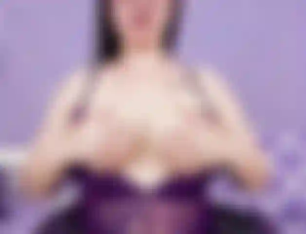 Reibe lotion ein und massiere meine geschwollenen titten.