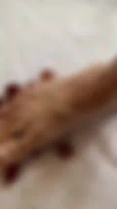 Mit sexy füßen spritzt und weintrauben zerquetscht.