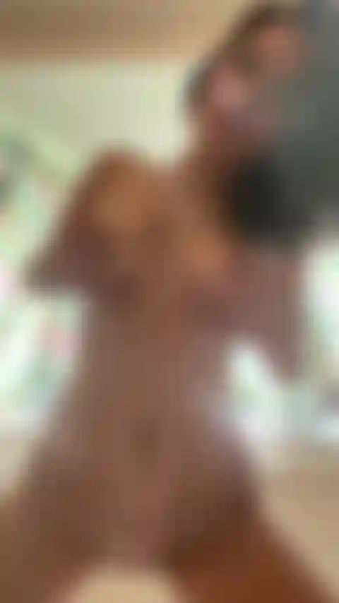 Eine geile brünette, die natürliche titten einölt.